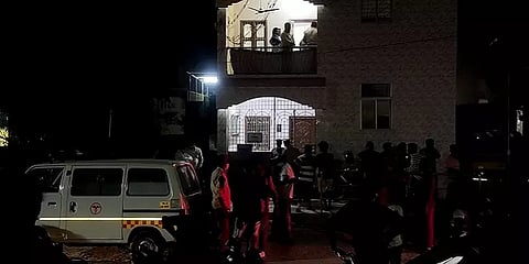 பள்ளி மாணவியை கொலை செய்து, தானும் தற்கொலை செய்த இளைஞர்... ஒருதலை காதலா என விசாரணை!