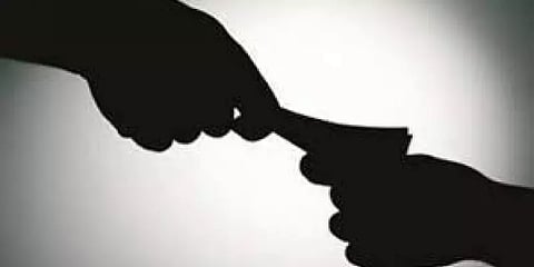 ‘உங்க மேல புகார் வந்திருக்கு’ - சக ஊழியர்களை பிளாக் மெயில் செய்து பணம் பறித்த அதிகாரி!