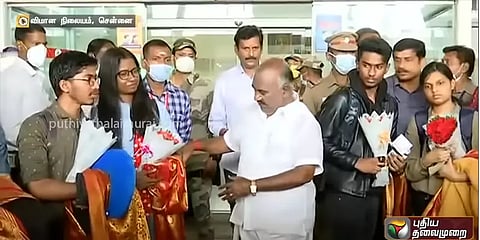 போர்களத்தில் இருந்து தாயகம் திரும்பிய தமிழர்கள்: வரவேற்பு கொடுத்த அமைச்சர்