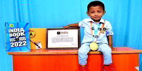 என்ன கேட்டாலும் எப்படி கேட்டாலும் பதில்! டாக்டர் பட்டம் பெற்ற 2 வயது சிறுவன்