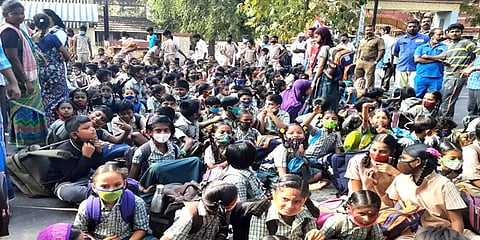 இடிந்து விழும் நிலையில் உள்ள பள்ளி கட்டடம்: போராட்டத்தில் குதித்த மாணவர்கள்