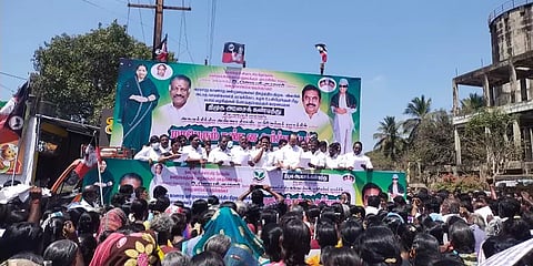 'சட்டத்தை வளைக்காதே' முன்னாள் அமைச்சர் ஜெயக்குமார் கைதை கண்டித்து அதிமுக ஆர்ப்பாட்டம்