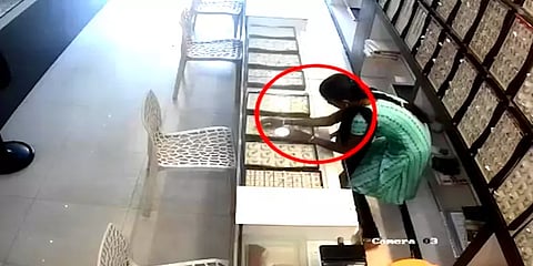 திடீரென மாயமான தங்க நகைகள்: சிசிடிவி காட்சிகளில் கடை உரிமையாளருக்கு காத்திருந்த அதிர்ச்சி!