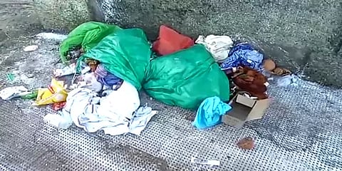 சாலையோரம் கொட்டப்படும் மருத்துவக் கழிவுகள்: நோய்த் தொற்று அபாயத்தில் மக்கள்