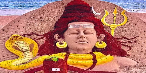 மகா சிவராத்திரி: 6 மணி நேரத்தில் 23436 ருத்ராட்சங்களை கொண்டு சிவன் சிற்பத்தை வடித்த சிற்பி