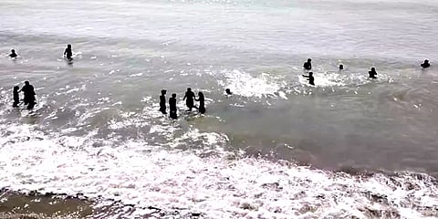 நாகை: குடும்பத்தினர் கண்முன்னே கடல் அலையில் சிக்கி தந்தை மகன் உயிரிழப்பு