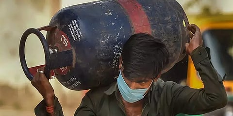 வணிக பயன்பாட்டுக்கான சமையல் எரிவாயு சிலிண்டர் விலை உயர்வு