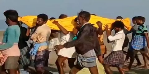 ராமேஸ்வரம்: படகில் மீன்பிடிக்க சென்ற மீனவருக்கு மகன் கண்முன்னே நேர்ந்த பரிதாபம்