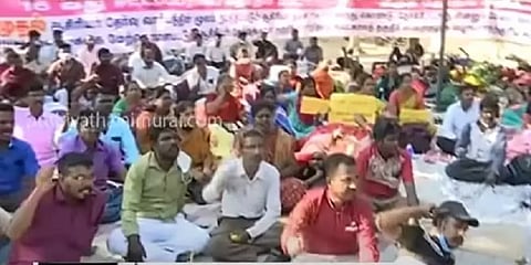 TET தேர்வில் வென்ற ஆசிரியர்கள் உண்ணாவிரத போராட்டம் - 2 பெண்கள் மயங்கி விழுந்ததால் பரபரப்பு