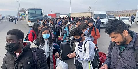 கள நிலவரம் லைவ்: ``கையிலிருந்த உணவுடன் கிளம்பிவிட்டோம்”- ருமேனியா நோக்கி தமிழக மாணவர்கள்