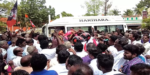 பரபரப்பாக ஹெல்மெட் அணிந்து வந்து பதவியேற்ற கவுன்சிலர்கள்: காரணம் இதுதான்