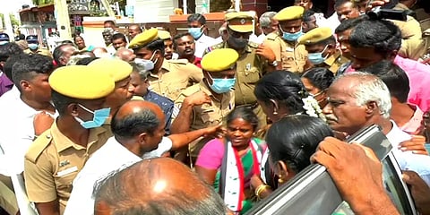 ஒரு வாரம் போலீஸ் பாதுகாப்பில் இருந்த அதிமுக பெண் கவுன்சிலர் - மகனை கண்டதும் நெகிழ்ச்சி!