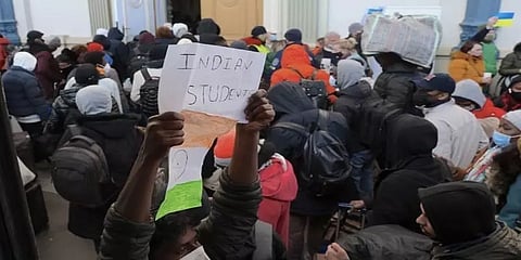 இந்திய தேசியக் கொடியை ஏந்தியபடி தப்பிய பாகிஸ்தான், துருக்கி மாணவர்கள்!