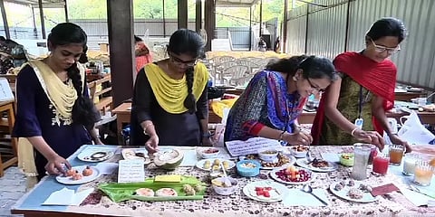 'நெருப்பில்லா சமையல்' - பாளையங்கோட்டை கல்லூரியில் வினோத போட்டி - மாணவிகள் அசத்தல்!