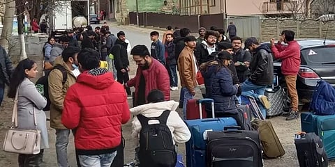 'ரயிலில் ஏற முயன்றால் துப்பாக்கியை காட்டி மிரட்டுகின்றனர்' -தமிழக மாணவர்கள் கண்ணீர் வீடியோ