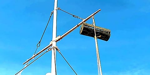 பாம்பன் துறைமுகத்தில் ஏற்றப்பட்டுள்ள ஒன்றாம் எண் புயல் எச்சரிக்கை கூண்டு