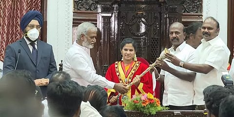 அமைச்சர்கள் செங்கோல் வழங்க, பதவியேற்றார் சென்னையின் இளம் வயது மேயர் பிரியா ராஜன்!