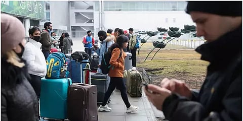 போர்க்களத்தில் சிக்கியுள்ள வெளிநாட்டினவரை மீட்க பேருந்துகள் தயார்: ரஷ்யா தகவல்