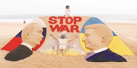 போரை நிறுத்தக் கோரி வடிவமைக்கப்பட்ட மணல் சிற்பம்