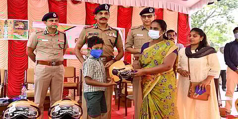 ’’நான் உன் ரசிகன்’’ - மாணவனிடம் நெகிழ்ந்துபோன டிஜிபி சைலேந்திர பாபு