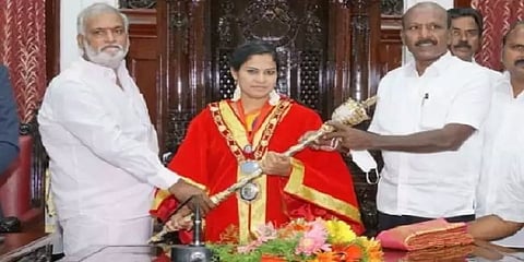 சென்னை மேயர் அணியும் அங்கி, தங்கச்சங்கிலியின் பின்னணி