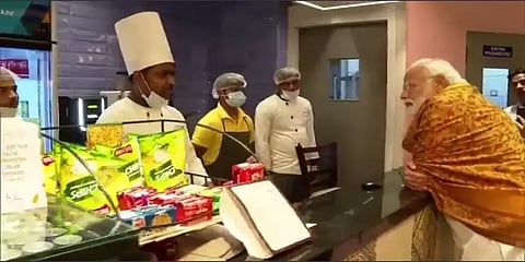 வாரணாசி ரயில்நிலையத்தில் ஆய்வு செய்தார் பிரதமர் மோடி