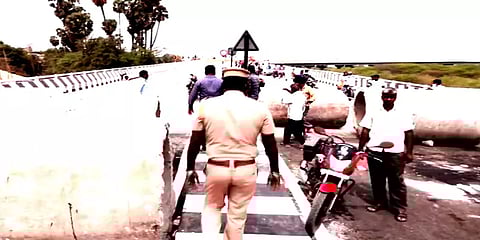 திறப்பு விழாவிற்காக காத்திருந்த புதிய மேம்பாலத்தை திறந்த பொதுமக்கள்-போலீசார் அதிரடி முடிவு
