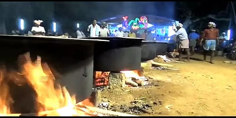 மதுரை: வடக்கம்பட்டி முனியாண்டி கோயில் திருவிழா - பக்தர்களுக்கு சுடச் சுட பிரியாணி விருந்து