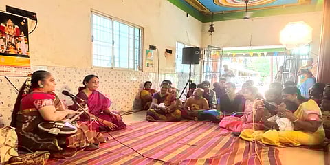 கீர்த்தனைகள் பாடி மாற்றுத்திறனாளி மாணவர்களை மகிழ்வித்த கர்நாடக இசைப்பாடகி!