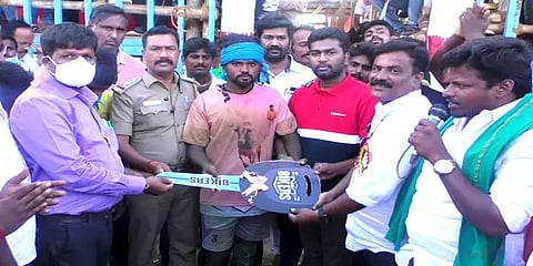 தருமபுரி: 24 காளைகளை அடக்கி பைக்கை தட்டித் தூக்கிய மணப்பாறை மாடுபிடி வீரர்