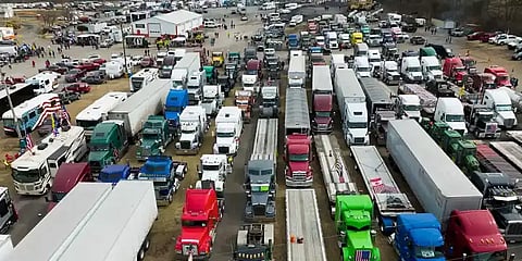 கொரோனா கட்டுப்பாடுகள் எதிரொலி... அமெரிக்க தலைநகரை முற்றுகையிட காத்திருக்கும் வாகனங்கள்!