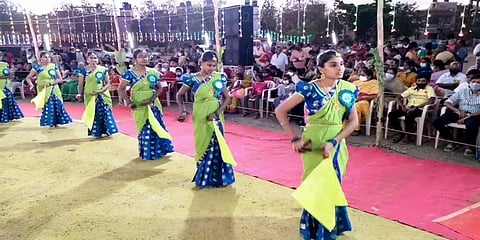 கோவை: வண்ண கோலமிட்டு ஒய்யாரமாக ஆடி பாடி மகிழ்ந்த ஒயிலாட்ட கலைஞர்கள்