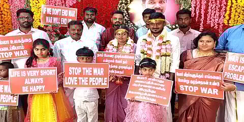 போரை நிறுத்துங்க: ஐநா சபைக்கு கோரிக்கை விடுத்த புதுச்சேரி புதுமணத் தம்பதியர்