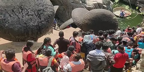 விடுமுறையை கொண்டாட ஓகேனக்கல்லில் குவிந்த சுற்றுலாப்பயணிகள்