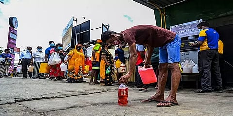 இலங்கையில் கடுமையான எரிபொருள் தட்டுப்பாடு - போராட்டத்தில் குதித்த பொதுமக்கள்
