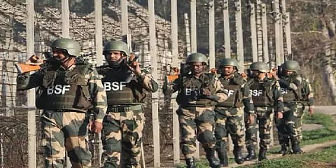 4 சக வீரர்களை சுட்டுக் கொன்ற பிஎஸ்எப் வீரர் - குண்டு பாய்ந்து தானும் பலி