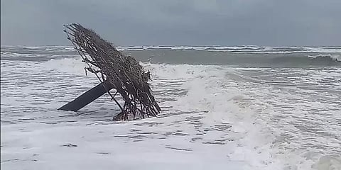 புதுச்சேரி: கடல் சீற்றத்தால் பாரடைஸ் கடற்கரை கடுமையான சேதம் - கடலில் இறங்க தடை