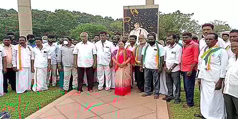 காஞ்சிபுரம்: ‘முதல்வர் சொன்னதுபோல் பதவி விலகுங்கள்’- தியானத்தில் ஈடுபட்ட காங்கிரஸார்