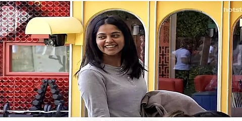 ‘பிந்து மாதவி ஆர்மியா?’ - தமிழைத் தொடர்ந்து தெலுங்கு பிக்பாஸிலும் கலக்கும் கழுகு நாயகி