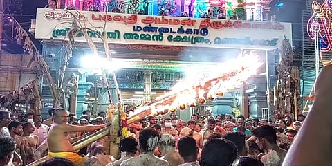 கன்னியாகுமரி: மண்டைகாடு பகவதி அம்மன் கோயிலில் நடைபெற்ற தீவட்டி ஊர்வலம்