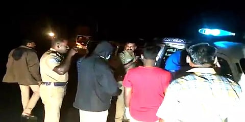 பல்லடம்: அதிகாலையில் நடந்த கோர சாலை விபத்து - குழந்தை உட்பட 4 பேர் உயிரிழப்பு