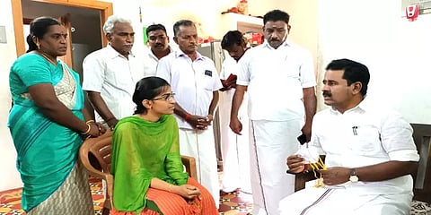உக்ரைனில் இருந்து திருவாரூர் திரும்பிய மாணவி: முன்னாள் அமைச்சர் காமராஜ் நேரில் சந்திப்பு