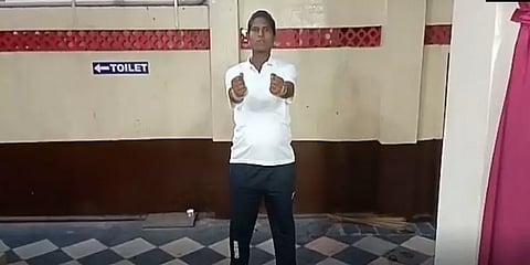 மகளிர் தினம்: 6 மணி நேரம் இடைவிடாமல் சிலம்பம் சுற்றி 9 மாத கர்ப்பிணி பெண் சாதனை