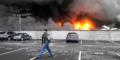 ரஷ்ய படைகளின் தாக்குதலால் உருக்குலைந்த உக்ரைனின் சுமி நகரம் - கூட்டமாக வெளியேறும் மக்கள்