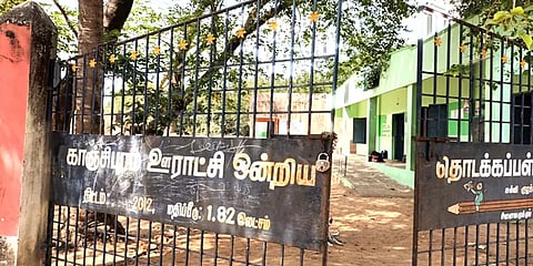 அரசுப் பள்ளி வகுப்பறையில் மாணவியை தாக்கியதாக சக மாணவியின் தாய் மீது வழக்கு