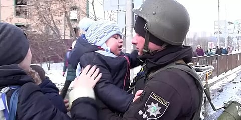 உக்ரைன் - ரஷ்யா போரின் கோரமுகம்: தந்தையை பிரிய முடியாமல் தவிக்கும் குழந்தை