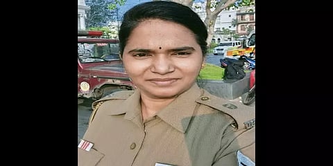 இறந்தவரின் உடலை தூக்கி ஆம்புலன்சில் ஏற்ற உதவிய பெண் காவலருக்கு குவியும் பாராட்டுகள்