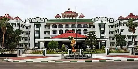 ”விருதுநகரில் சமுதாயநலக்கூட நுழைவு வாயிலில் சாதி பெயர் ஏன்?” - உயர்நீதிமன்ற கிளை கேள்வி