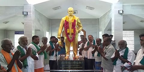 முல்லைப்பெரியாறு அணை கட்டிய பென்னிகுய்க்கின் 111வது நினைவு நாள் - விவசாயிகள் அஞ்சலி