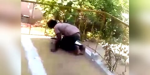 தரையில் பெயிண்ட் அடிக்கும் அரசுப்பள்ளி மாணவர்கள் - காரணம் என்ன?